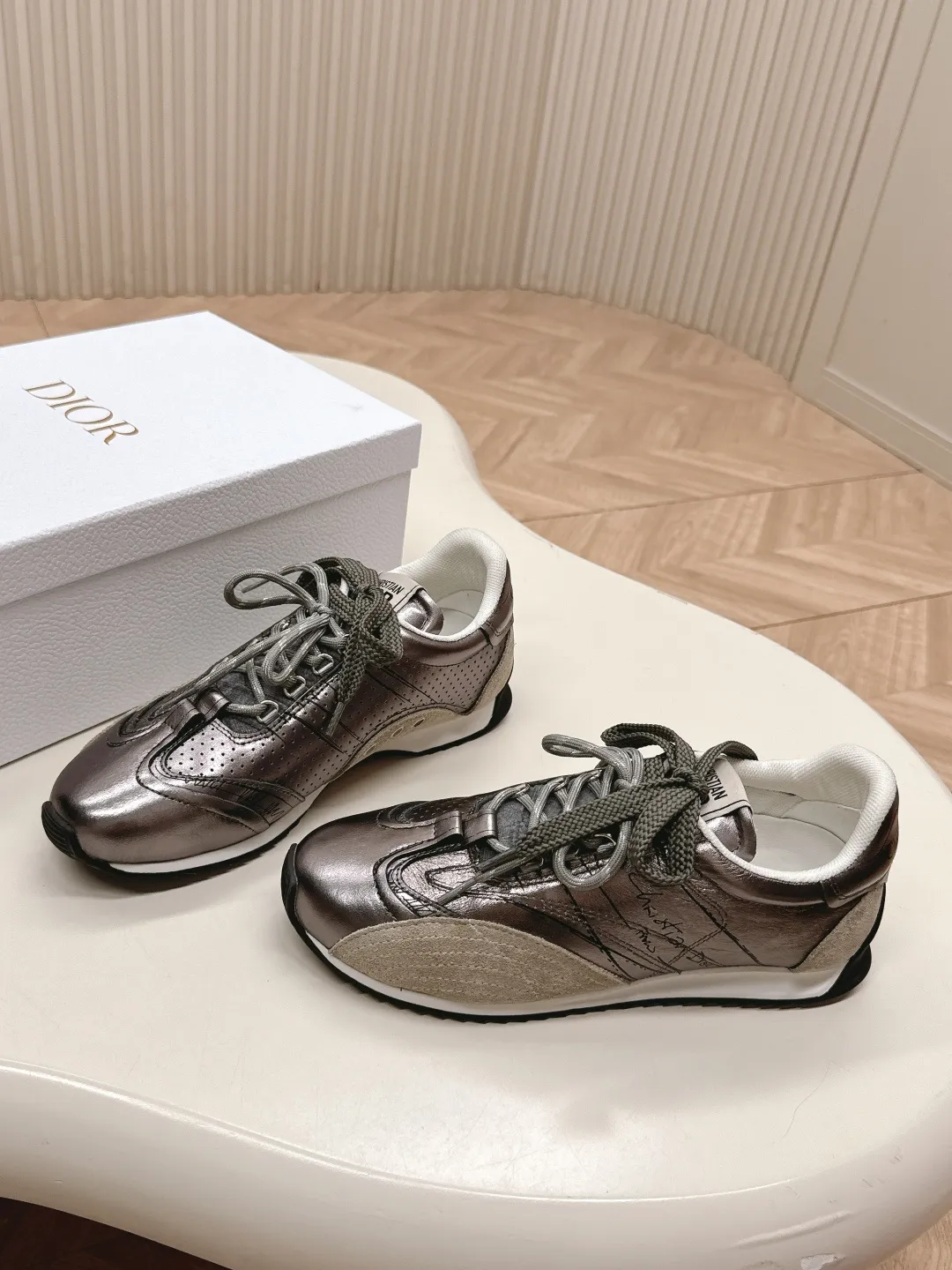 👟👟Ex-factory price 660👟👟 Dior sketch Dior spring and summer catwalk style graffiti sketch moral training shoes Forrest shoes. Original development. The most photographed item in the 25ss spring and summer show. This pair of shoes has changed the single design style of Forrest shoes in the previous impression. It retains the original shape. The details are very in line with the current fashion trend, but it also incorporates the manager's new understanding and retro feelings for Forrest shoes. The overall feeling is brand new. The material is a bit matte leather, full of retro style. It looks very high-end. The feeling on the foot is very convex. The upper foot is really good-looking and versatile. It can be worn with any style of clothes, pants and skirts. It looks good on anyone. Original combination outsole Size: 35-45